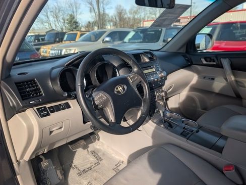Used 2010 Toyota Highlander SE image 8