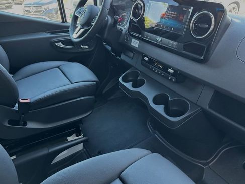 Used 2024 Mercedes-Benz Sprinter 4500 image 16