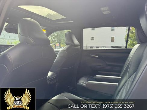 Used 2021 Toyota Highlander XSE image 11