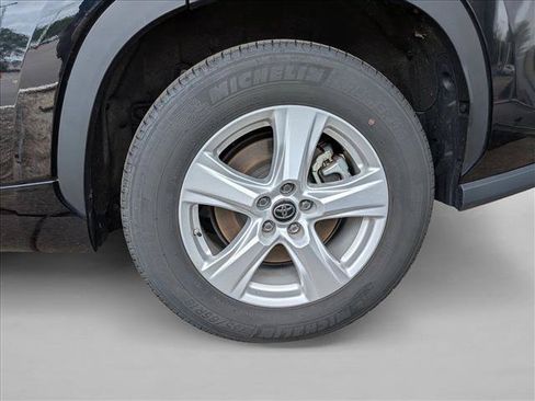 Used 2025 Toyota Highlander LE FWD image 13