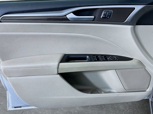 Used 2018 Ford Fusion SE FWD image 26