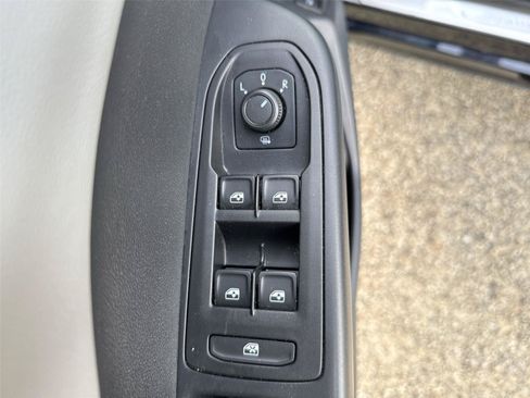 Used 2022 Volkswagen Taos SE FWD image 15
