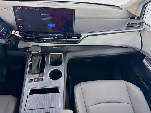 Used 2025 Toyota Sienna XLE image 26