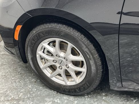 Used 2024 Chrysler Pacifica Touring-L image 32