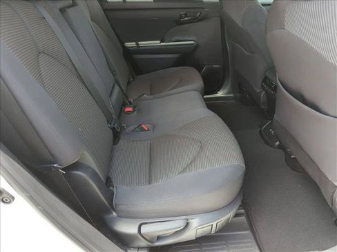 Used 2021 Toyota Highlander LE FWD image 19