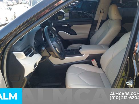 Used 2023 Toyota Highlander XLE FWD image 7