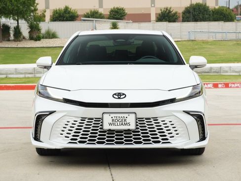 Used 2025 Toyota Camry XSE FWD image 8