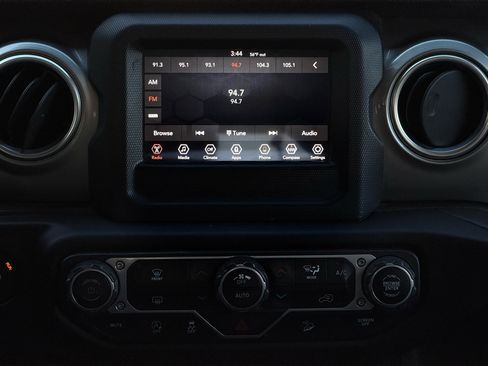 Used 2020 Jeep Wrangler Unlimited Sahara image 17