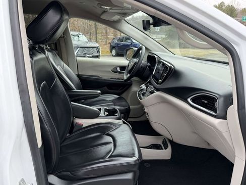 Used 2023 Chrysler Pacifica Touring-L image 13