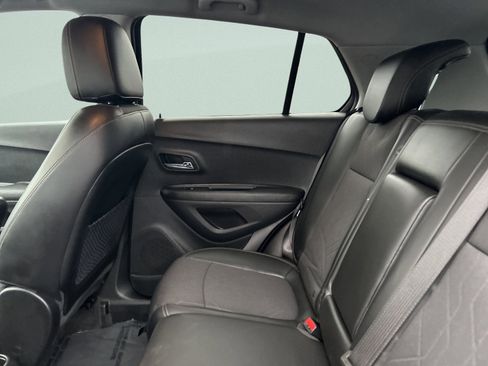 Used 2020 Chevrolet Trax LT w/ LT Convenience Package image 14