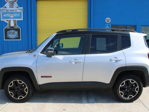 Used 2016 Jeep Renegade Trailhawk w/ Premium Trailhawk Package AWD/4WD image 2