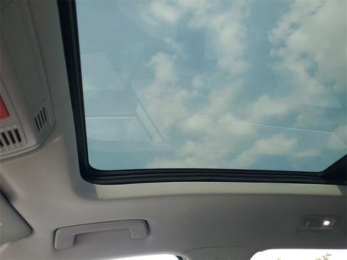 Used 2025 Volkswagen Taos SEL image 30