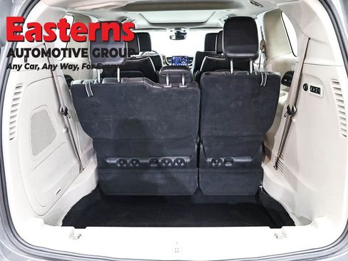 Used 2022 Chrysler Pacifica Limited FWD image 9