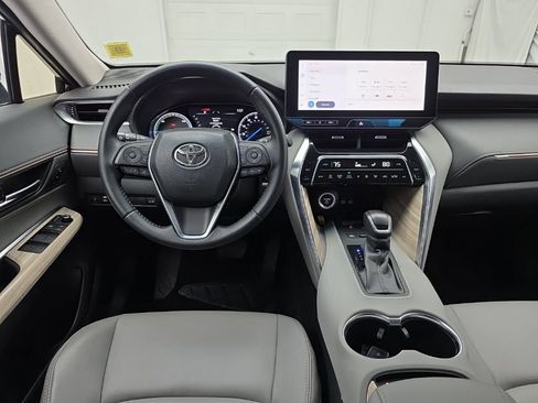 Used 2024 Toyota Venza XLE image 16