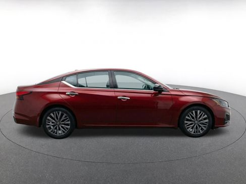 Used 2025 Nissan Altima 2.5 SV FWD image 10