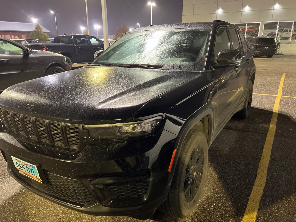 Used 2025 Jeep Grand Cherokee Altitude AWD/4WD image 3
