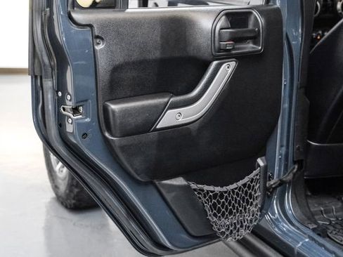 Used 2016 Jeep Wrangler Unlimited Rubicon image 38