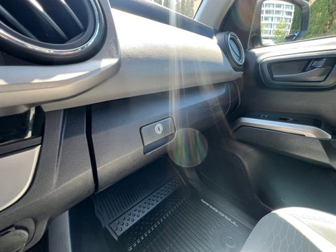 Used 2018 Toyota Tacoma SR5 AWD/4WD image 20