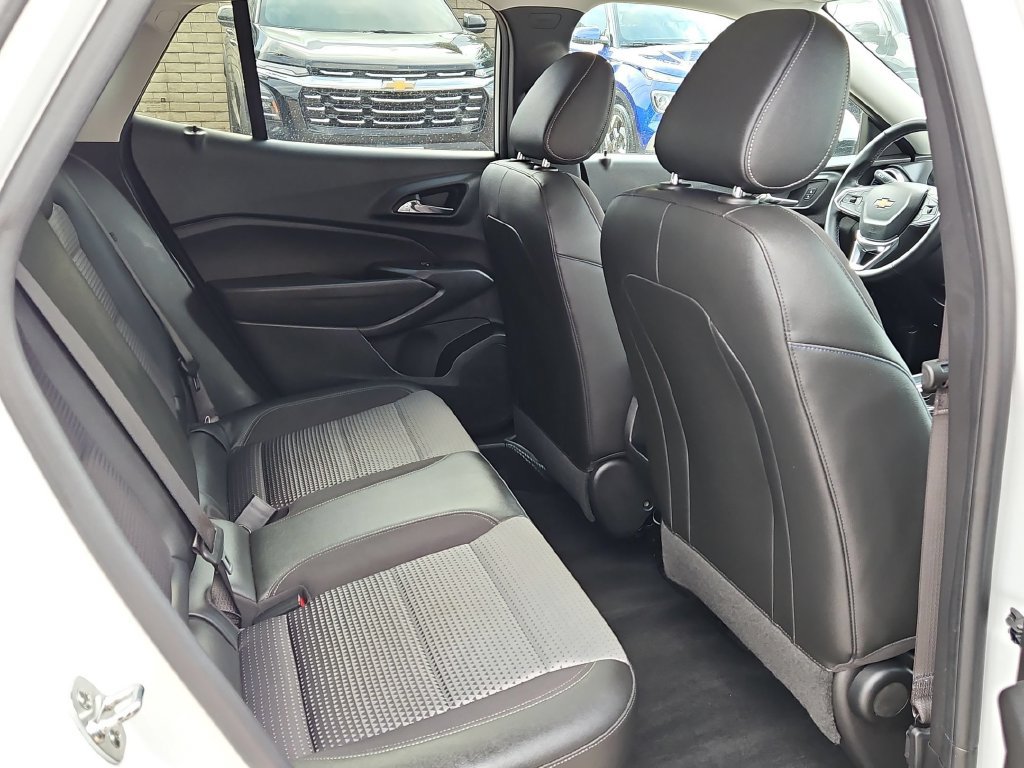 Used 2025 Chevrolet Trax LT w/ LT Convenience Package FWD image 30