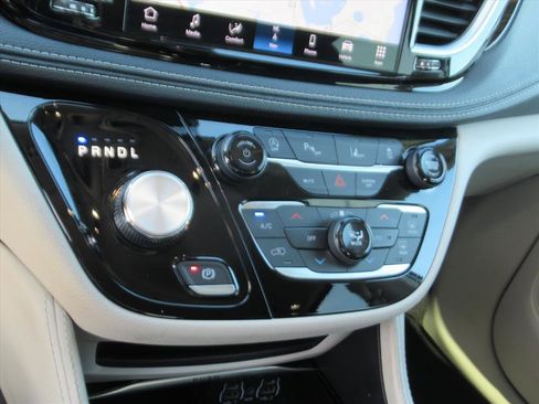 Used 2024 Chrysler Pacifica Limited image 24