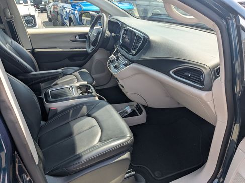 Used 2023 Chrysler Pacifica Touring-L AWD/4WD image 32