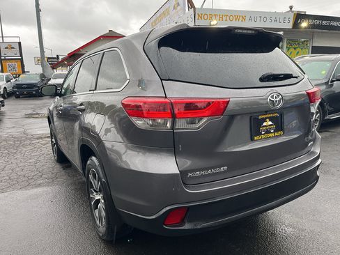 Used 2019 Toyota Highlander LE AWD/4WD image 5