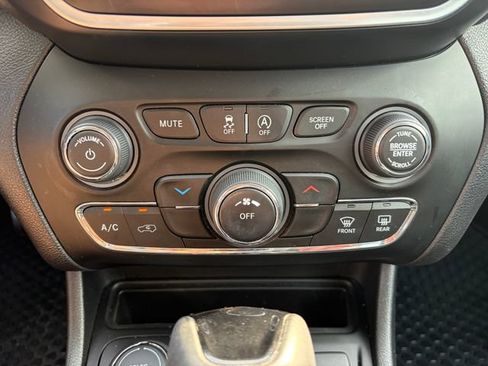 Used 2019 Jeep Cherokee Latitude Plus AWD/4WD image 10