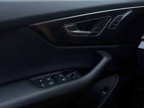 Used 2019 Audi Q8 Premium Plus w/ Premium Plus AWD/4WD image 23