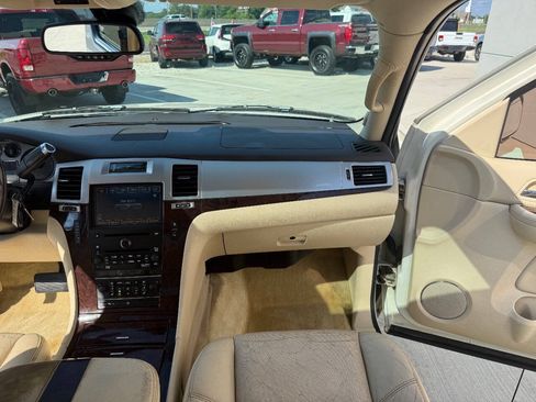Used 2007 Cadillac Escalade EXT w/ Information Package AWD/4WD image 16