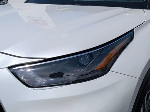 Used 2025 Toyota Highlander XLE FWD image 11