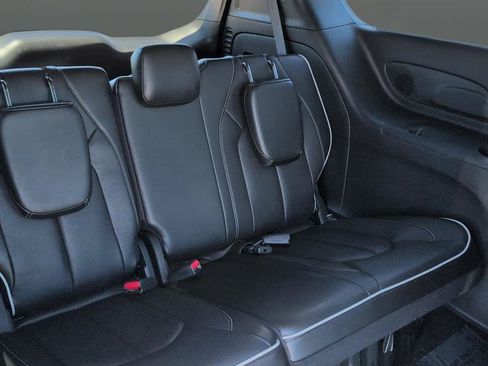 Used 2025 Chrysler Pacifica Limited FWD image 30
