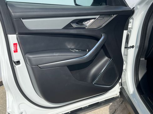 Used 2023 Jaguar F-PACE SVR image 12