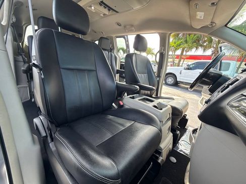 Used 2016 Chrysler Town & Country Touring FWD image 16