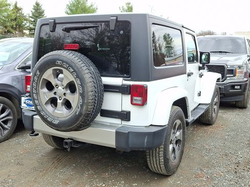Used 2018 Jeep Wrangler Sahara w/ Connectivity Group AWD/4WD image 3