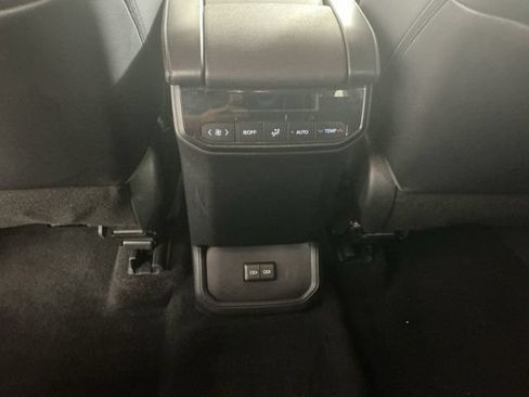 Used 2023 Toyota Highlander XLE AWD/4WD image 34
