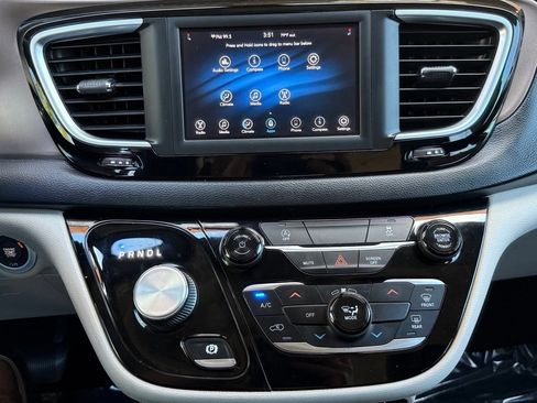 Used 2021 Chrysler Voyager L FWD image 34