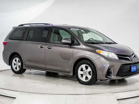 Used 2019 Toyota Sienna LE FWD image 13