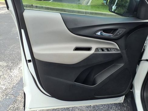Used 2022 Chevrolet Equinox LS w/ LS Convenience Package FWD image 17