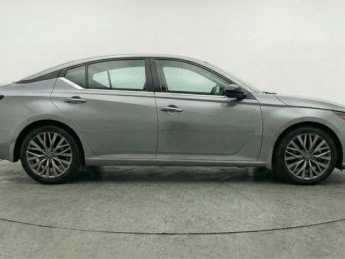 Used 2025 Nissan Altima 2.5 SV FWD image 11