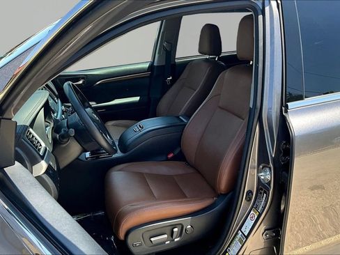 Used 2018 Toyota Highlander Limited AWD/4WD image 22