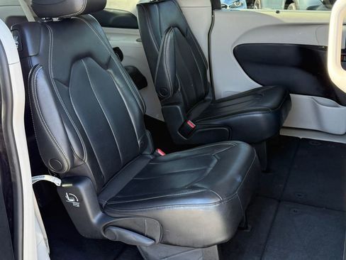 Used 2023 Chrysler Pacifica Touring-L image 11