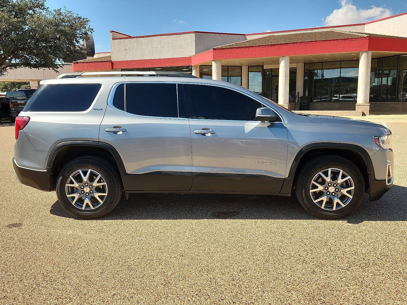 Used 2023 GMC Acadia SLT AWD/4WD image 5