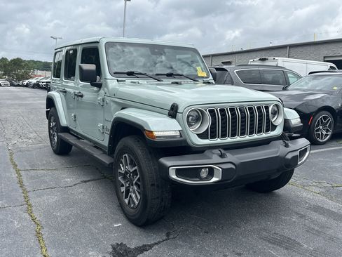 Used 2024 Jeep Wrangler Unlimited Sahara w/ Technology Group AWD/4WD image 2