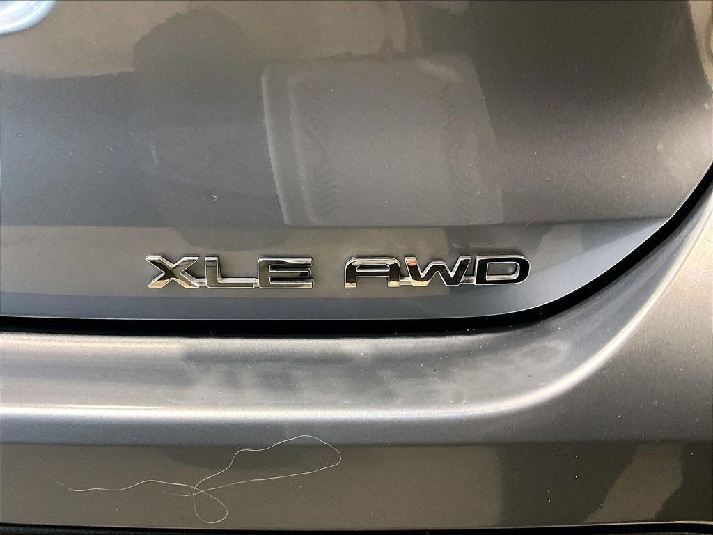 Used 2020 Toyota Highlander XLE AWD/4WD image 30