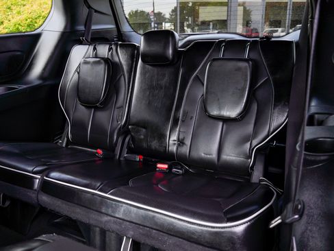 Used 2023 Chrysler Pacifica Limited w/ Uconnect Theater Family Group FWD image 26