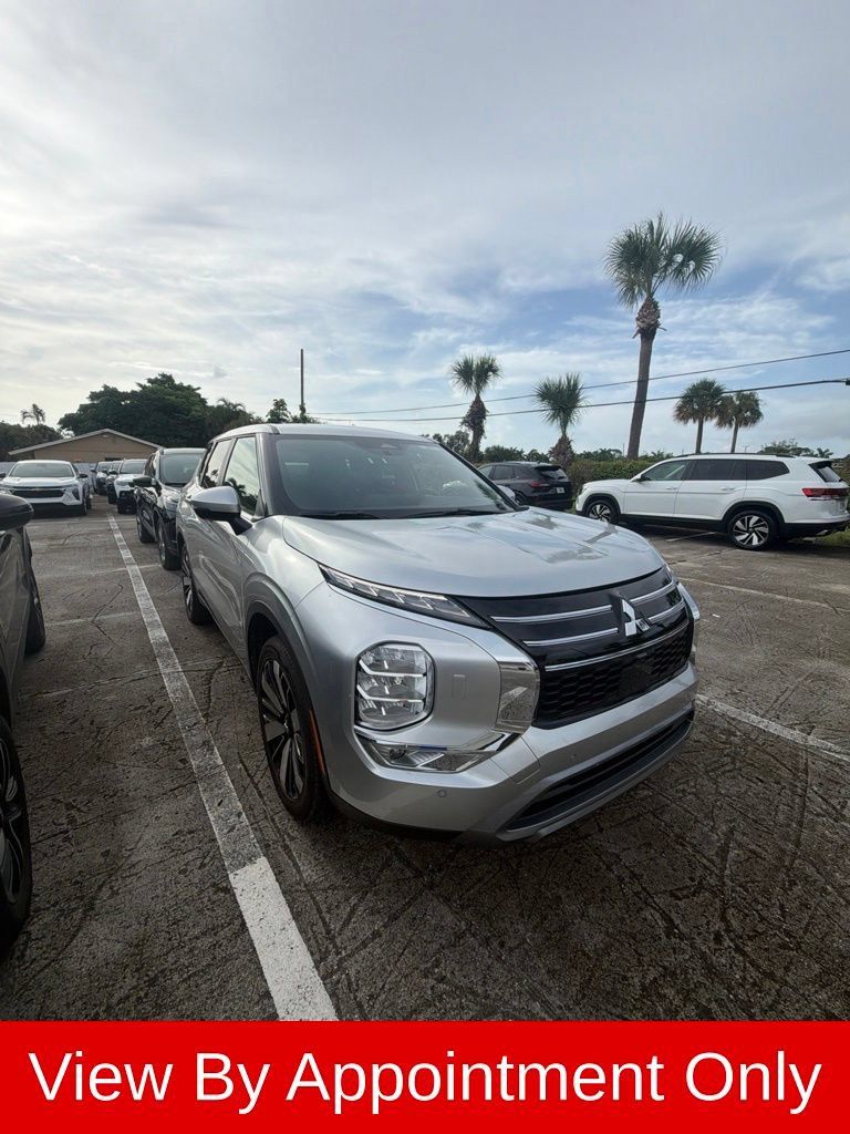 Used 2025 Mitsubishi Outlander SE AWD/4WD image 3