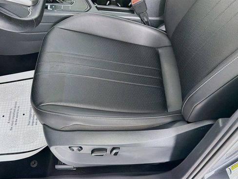 Used 2023 Volkswagen Tiguan SE image 18