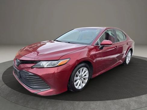 Used 2018 Toyota Camry LE image 1
