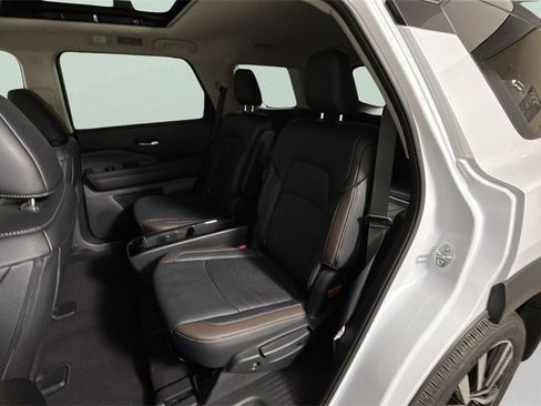 Used 2025 Nissan Pathfinder Platinum image 23
