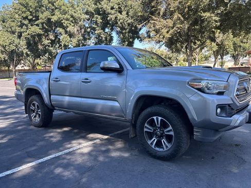 Used 2017 Toyota Tacoma TRD Sport w/ Tow Package RWD image 10